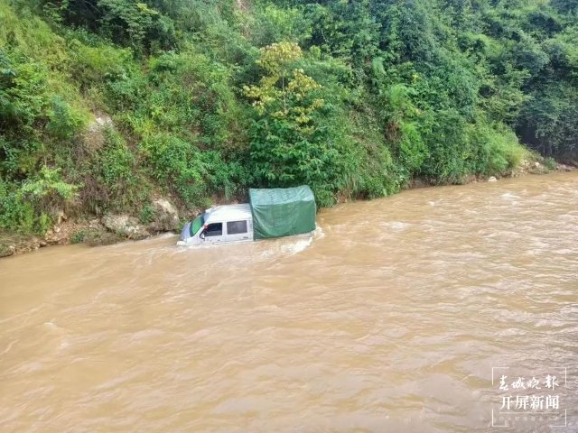 小货车坠河！昌宁一民警跳入湍急河水中救人