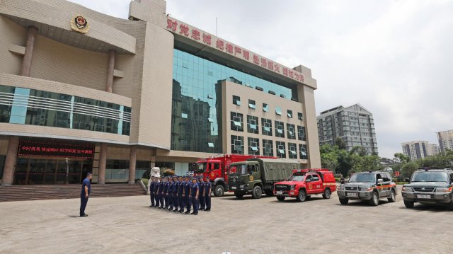 云南省森林消防总队已派出736名指战员增援重庆火场（供图）