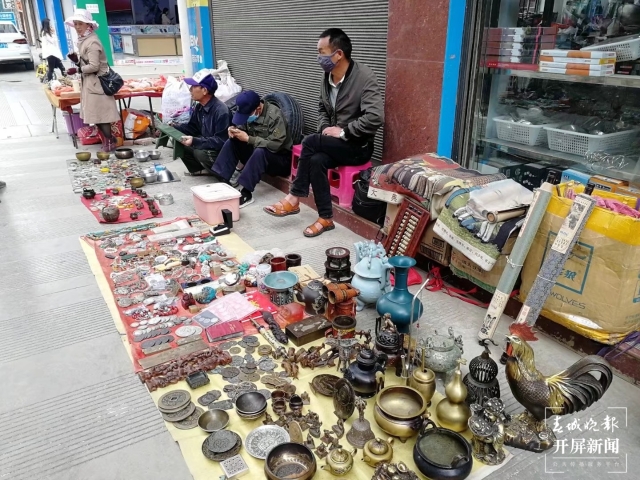 铜钱、邮票、银器……大理祥云的这条小街让各地文玩爱好者蜂拥而至（开屏新闻记者刘文波、杨维琦及通讯员摄影报道）