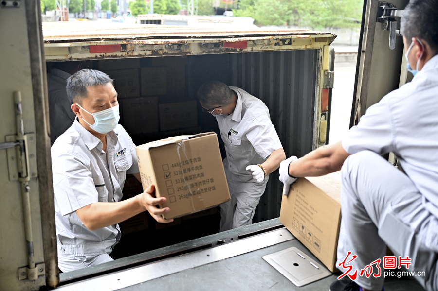 绵阳地区首批通过铁路援蓉生活物资启运