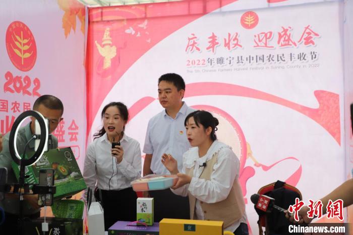 现场直播进行中。 顾士刚 摄 现场直播进行中。 顾士刚 摄