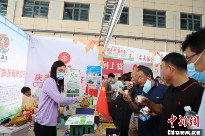 在岚山镇展台,游客现场品尝菊花茶都说“味道好”。 顾士刚 摄 在岚山镇展台,游客现场品尝菊花茶都说“味道好”。 顾士刚 摄