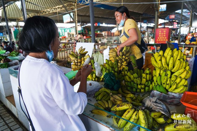 德宏菜市场(开屏新闻记者 马楠 通讯员 胡佩灵 杨晓玲 摄)
