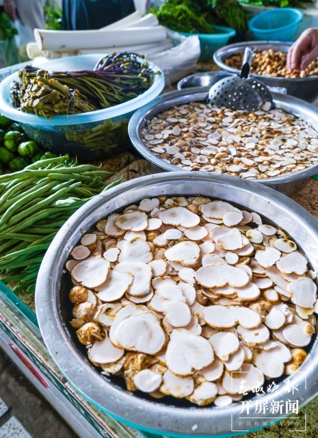 德宏菜市场(开屏新闻记者 马楠 通讯员 胡佩灵 杨晓玲 摄)