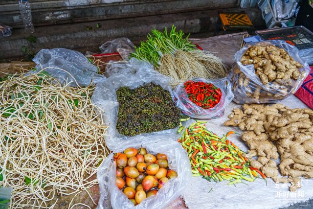 德宏菜市场(开屏新闻记者 马楠 通讯员 胡佩灵 杨晓玲 摄)