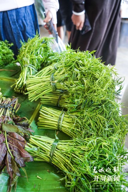 德宏菜市场(开屏新闻记者 马楠 通讯员 胡佩灵 杨晓玲 摄)