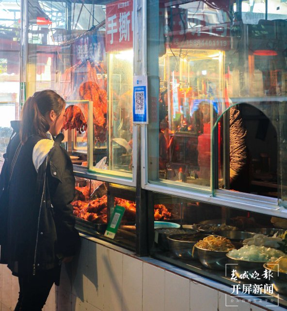 德宏菜市场(开屏新闻记者 马楠 通讯员 胡佩灵 杨晓玲 摄)