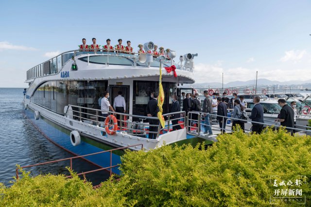 云南第一艘绿色Ⅲ级船“风花雪月号”洱海首航（开屏新闻通讯员 罗铸 摄）