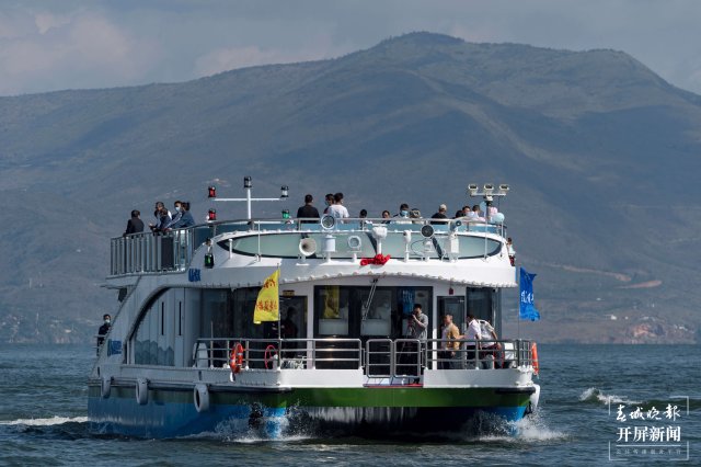 云南第一艘绿色Ⅲ级船“风花雪月号”洱海首航（开屏新闻通讯员 罗铸 摄）