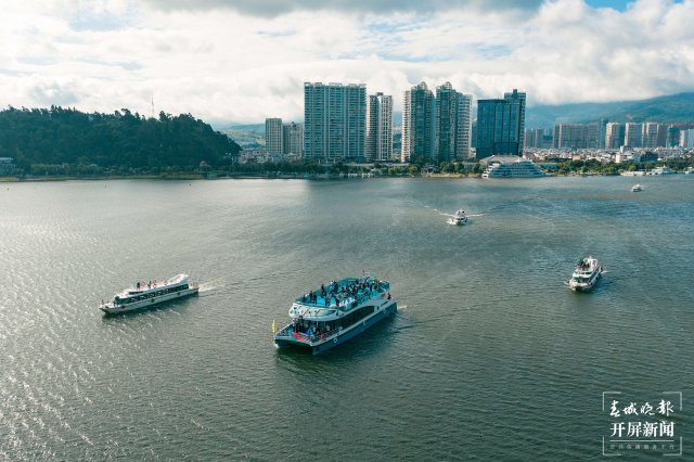 云南第一艘绿色Ⅲ级船“风花雪月号”洱海首航（开屏新闻通讯员 罗铸 摄）