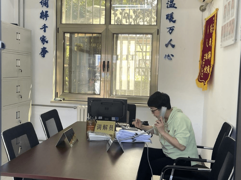 在北京市朝阳区南磨房地区社会矛盾纠纷预防调处化解分平台，调解员在工作。人民网 周静圆 摄