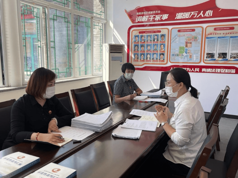 在北京市朝阳区南磨房地区社会矛盾纠纷预防调处化解分平台，工作人员在讨论中。人民网 周静圆 摄