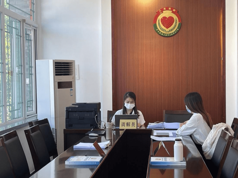 在北京市朝阳区南磨房地区社会矛盾纠纷预防调处化解分平台，调解员在工作。人民网 周静圆 摄