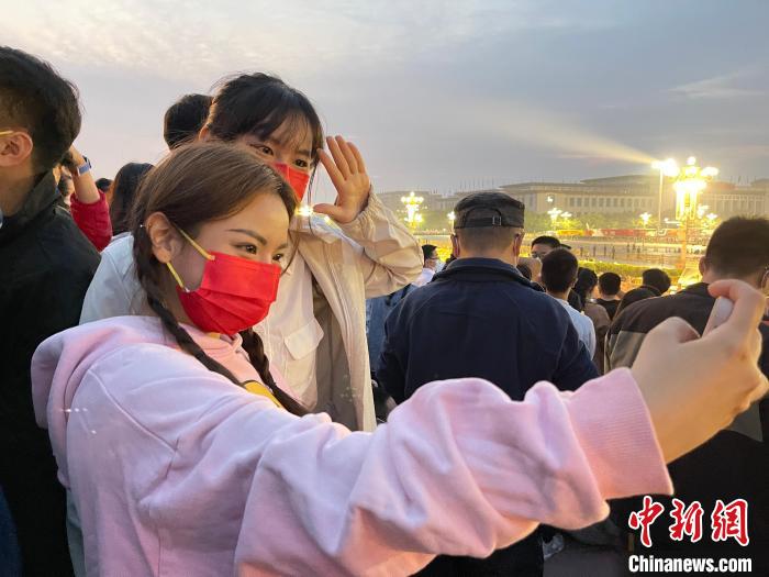 图为青年们在观礼台上合影留念。 朱贺 摄 图为青年们在观礼台上合影留念。 朱贺 摄