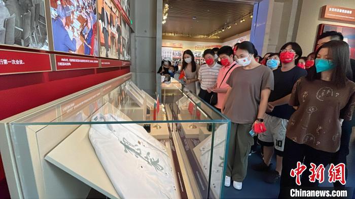 图为台生参观展览。 朱贺 摄 图为台生参观展览。 朱贺 摄