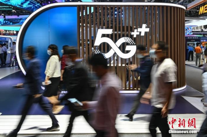 资料图：观众经过2021中国移动全球合作伙伴大会数智化展览上的“5G ”灯组。 <a target='_blank' href='/'>中新社</a>记者 陈骥旻 摄 