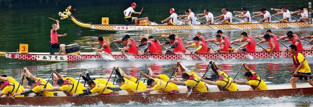 近五年,广东投入7500亿元推进环保设施建设和污染治理,527条城市建成区黑臭水体基本消除。图为中山石岐举办龙舟联谊活动 近五年,广东投入7500亿元推进环保设施建设和污染治理,527条城市建成区黑臭水体基本消除。图为中山石岐举办龙舟联谊活动