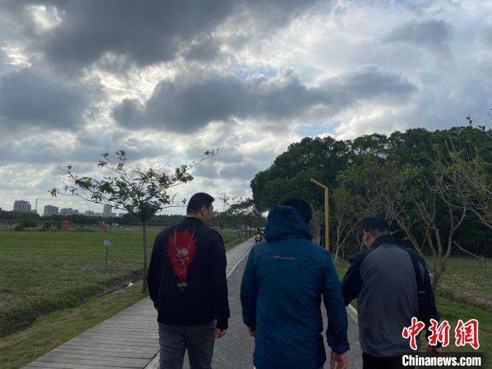 江宜隆(左一)和好友组团游玩。　林波 摄