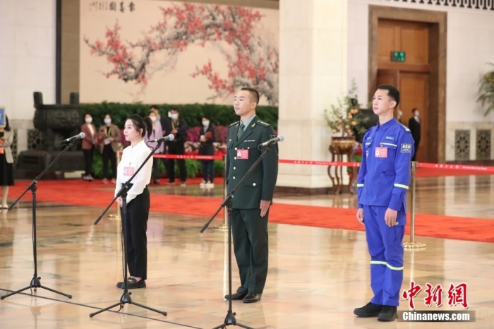 10月16日，中国共产党第二十次全国代表大会在北京人民大会堂开幕。大会开幕前，举行“党代表通道”采访活动。图为姜丽娟、孙金龙、於若飞代表(自左至右)接受采访。 <a target='_blank' href='/'>中新社</a>记者 蒋启明 摄