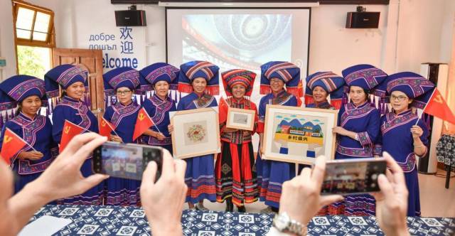 在清远连山嘉田锦绣专业合作社,收听收看党的二十大开幕会直播后,壮族绣娘举起锦绣作品合影。南方日报记者 曾亮超 摄 在清远连山嘉田锦绣专业合作社,收听收看党的二十大开幕会直播后,壮族绣娘举起锦绣作品合影。南方日报记者 曾亮超 摄