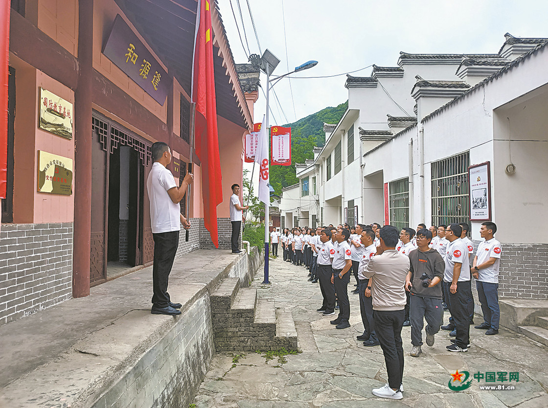 在陕西省商洛市山阳县小河口镇袁家沟口村，游客开展参观见学活动。程正新摄