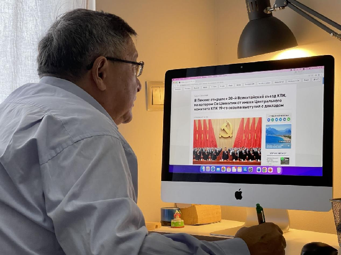 《哈萨克斯坦实业报》总编辑谢里克·科尔茹姆巴耶夫浏览中共二十大相关新闻。受访者供图