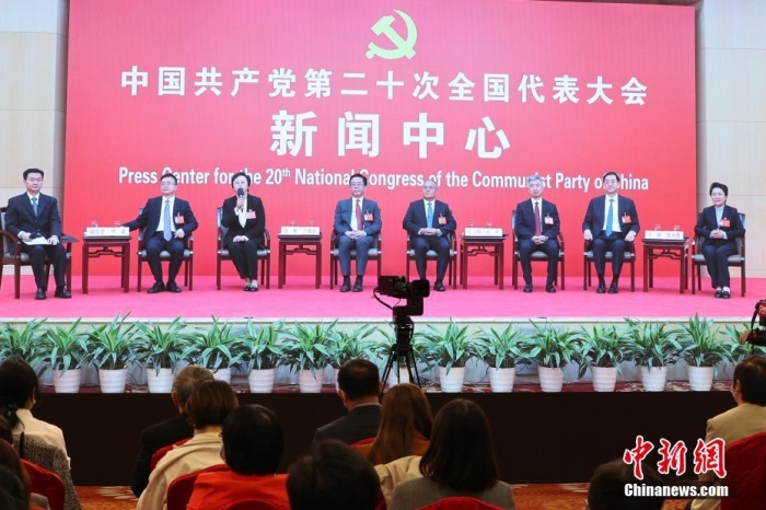 10月19日,中国共产党第二十次全国代表大会新闻中心举行集体采访。重庆、四川、贵州、云南、西藏、陕西、甘肃代表团新闻发言人出席,介绍代表团学习讨论二十大报告情况,并回答记者提问。图为分会场。 中新社记者 蒋启明 摄 10月19日,中国共产党第二十次全国代表大会新闻中心举行集体采访。重庆、四川、贵州、云南、西藏、陕西、甘肃代表团新闻发言人出席,介绍代表团学习讨论二十大报告情况,并回答记者提问。图为分会场。 中新社记者 蒋启明 摄