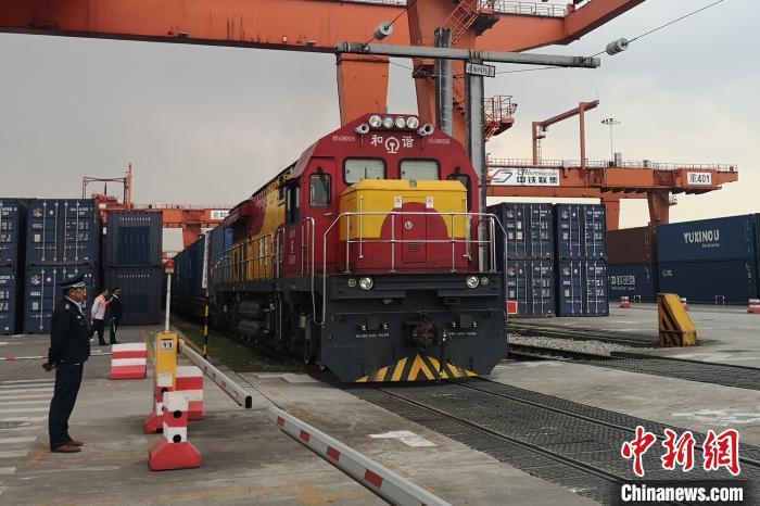 资料图:中欧班列(渝新欧)。刘贤 摄 资料图:中欧班列(渝新欧)。刘贤 摄