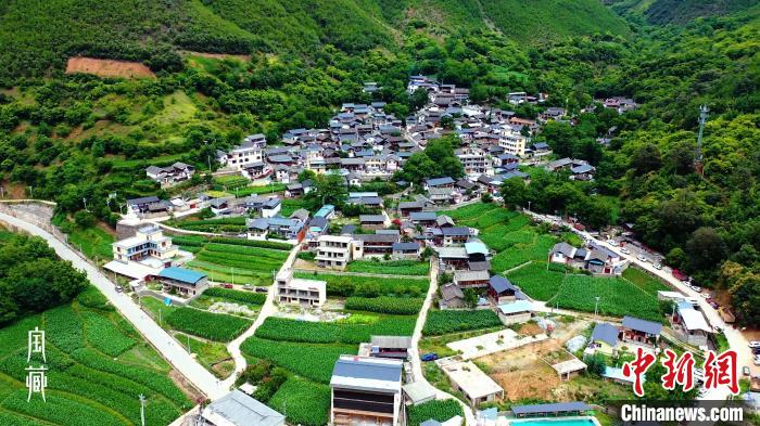 图为维西县塔城镇英都湾村。 《宝藏》视频截图 摄 图为维西县塔城镇英都湾村。 《宝藏》视频截图 摄