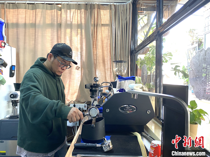 图为10月21日，刘肇中在咖啡工作室里制作咖啡。 <a target='_blank' href='/'>中新社</a>记者 陈静 摄