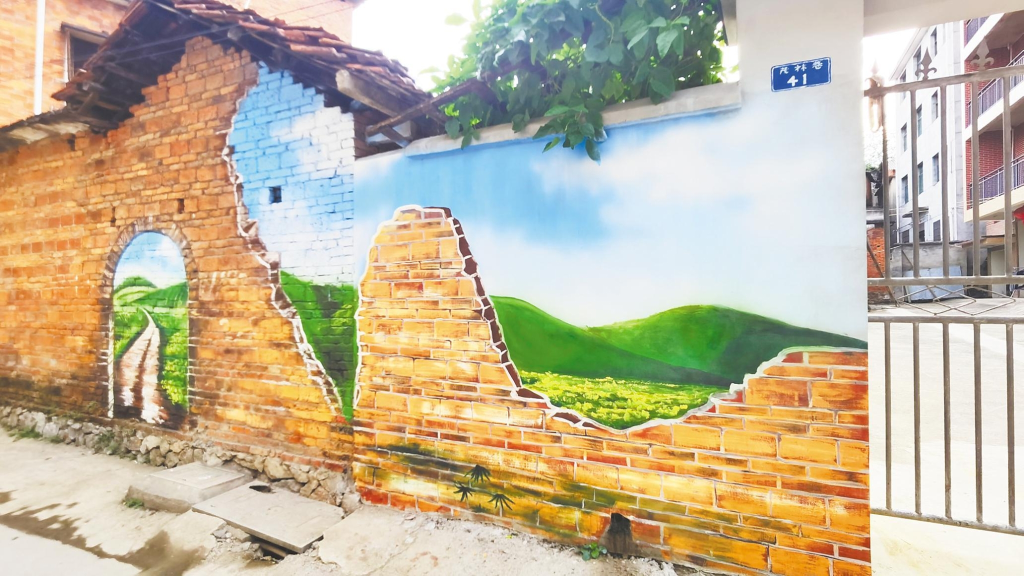 乍一看，真实砖墙和彩绘砖墙还真分不清。