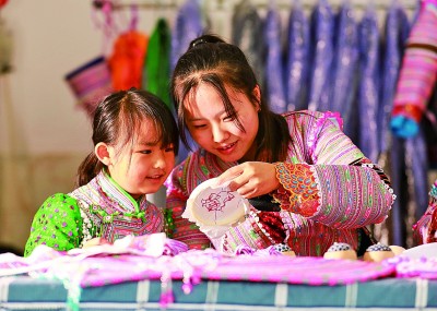 苗山彝寨的绣花课堂 苗山彝寨的绣花课堂