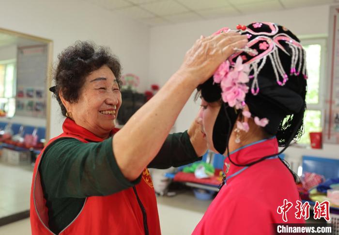 刘淑珍为曲子戏爱好者扮装。 杨爱霞 摄 刘淑珍为曲子戏爱好者扮装。 杨爱霞 摄