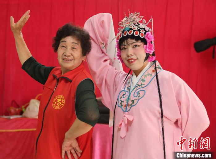 刘淑珍为曲子戏爱好者做示范。 杨爱霞 摄 刘淑珍为曲子戏爱好者做示范。 杨爱霞 摄