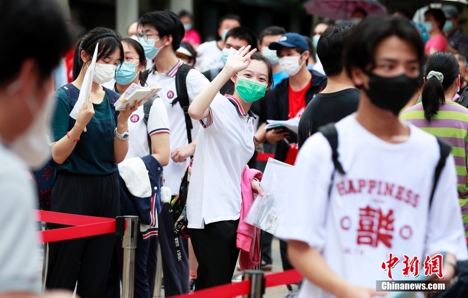 资料图:一名考生在进入考场前向家长挥手致意。<a target='_blank' href='/'>中新社</a>记者 汤彦俊 摄