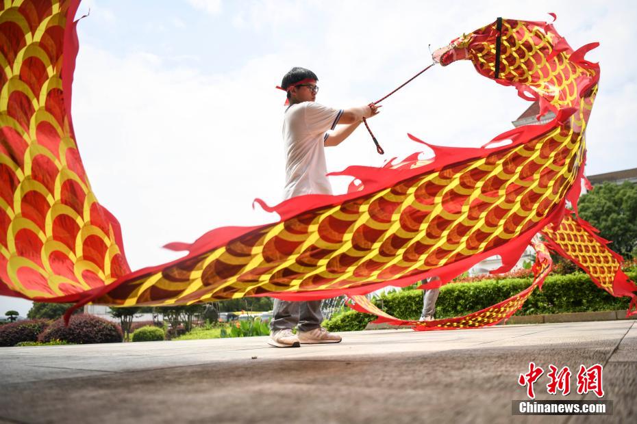 资料图:低年级的学生为考生舞龙加油。 杨华峰 摄