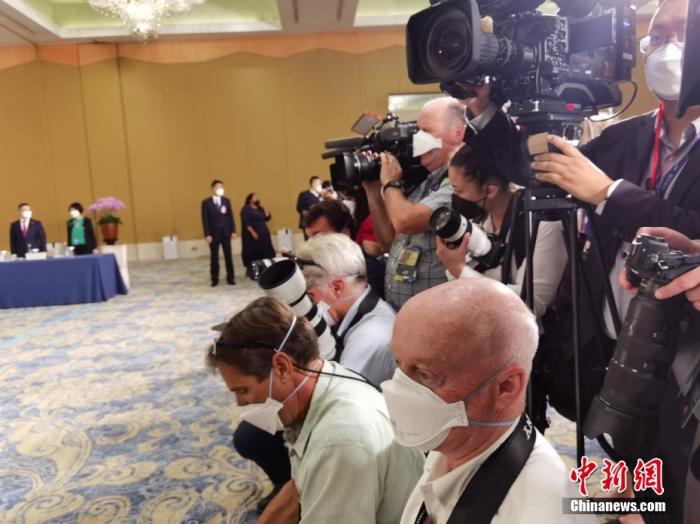 当地时间11月14日下午,中国国家主席习近平将在巴厘岛中国代表团驻地同美国总统拜登举行会晤。图为中美元首会晤现场的“长枪短炮”。<a target='_blank' href='/'>中新社</a>记者 郭金超 摄 当地时间11月14日下午,中国国家主席习近平将在巴厘岛中国代表团驻地同美国总统拜登举行会晤。图为中美元首会晤现场的“长枪短炮”。<a target='_blank' href='/'>中新社</a>记者 郭金超 摄