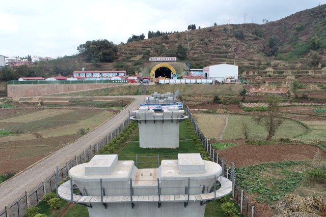 半边街跨渝昆高速特大桥建设现场。郭开学 摄.JPG