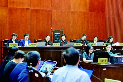 法槌起落间,守护每一份创新热情 法槌起落间,守护每一份创新热情