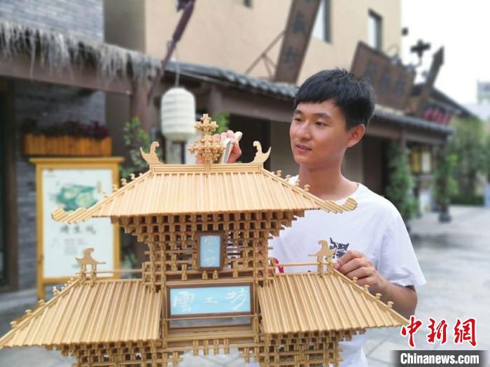 (资料图)云廷臻创作的扎刻作品。 受访者供图 (资料图)云廷臻创作的扎刻作品。 受访者供图