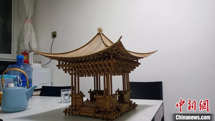 云廷臻最新创作的扎刻作品——锦安亭。 受访者供图 云廷臻最新创作的扎刻作品——锦安亭。 受访者供图