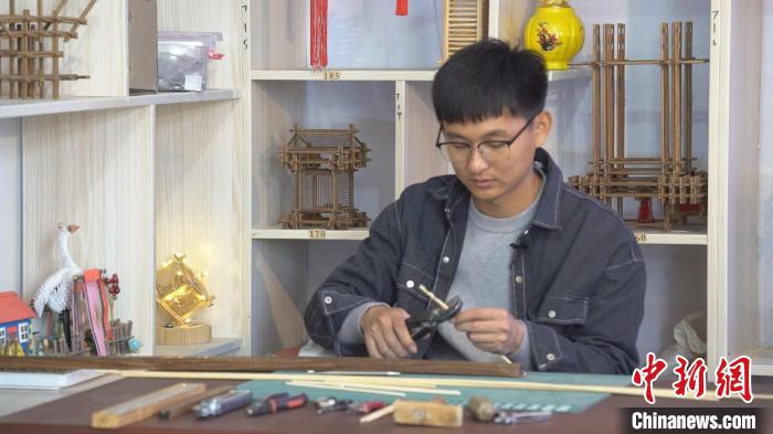 云廷臻正在进行扎刻作品创作。 受访者供图 云廷臻正在进行扎刻作品创作。 受访者供图