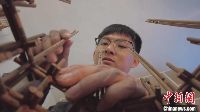 云廷臻正在进行扎刻作品创作。 受访者供图 云廷臻正在进行扎刻作品创作。 受访者供图