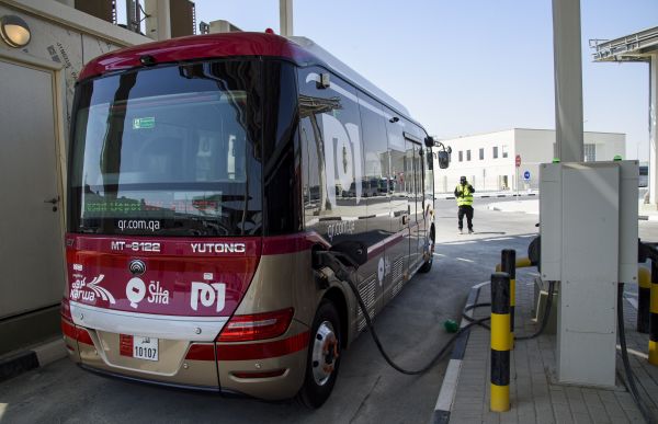 10月18日，一辆宇通电动客车在补给站充电。（新华社发）