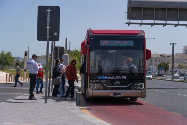 9月9日，球迷在中企承建的卢赛尔体育场前自拍留念。（新华社发）