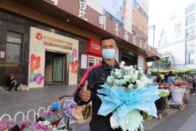 昆明斗南花卉市场顺丰小哥揽收鲜花.jpeg