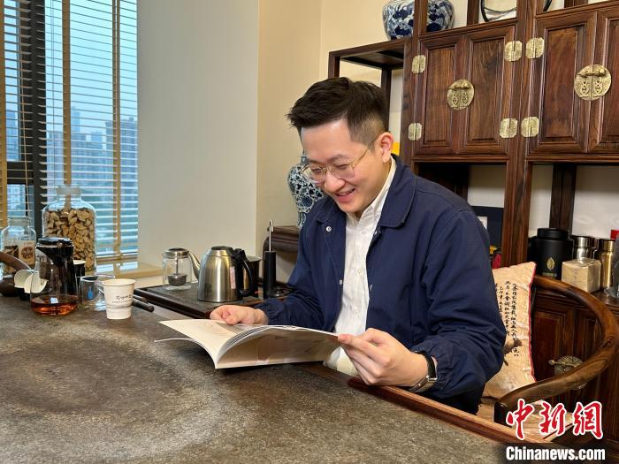 陈嘉瑞向记者讲述“薪传时光”创办至今取得的成绩。　方伟彬 摄
