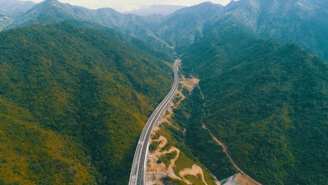 建个元高速公路全线建成试通车