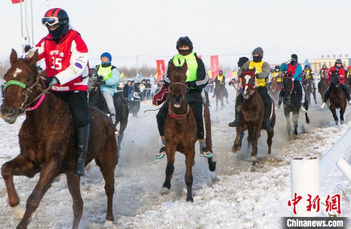 图为雪地赛马，骑手们驾驭的赛马如离弦之箭。　安晓龙 摄