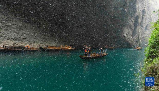 　　1月15日，游人在湖北省鹤峰县屏山峡谷赏雪。　　近日，受冷空气影响，我国多地迎来降雪天气。　　新华社发（覃涛摄）